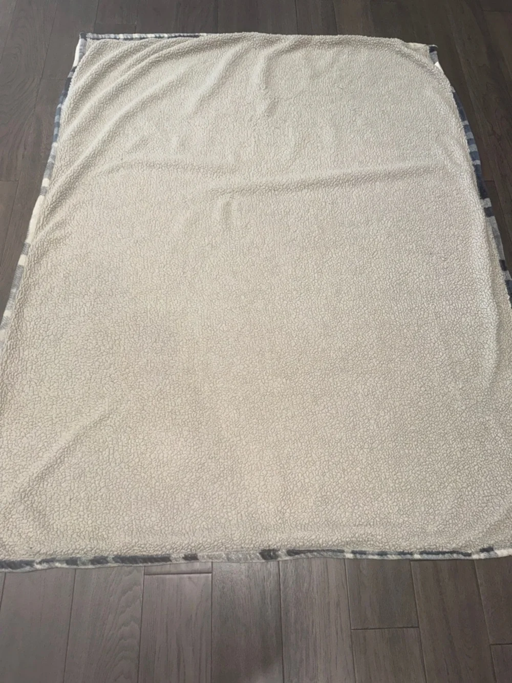 Sanctuary true luxury Cozy Blue Plaid Fleece Throw Blanket 57x45